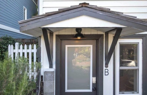 Wallingford House | Cozy& Chic 1BR 1BA Lower Unit Near Lake Union