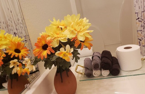 Daphne House | Cozy Chic Cottage w/ ♔King+♕Q Bed✓Free WiFi✓Parking