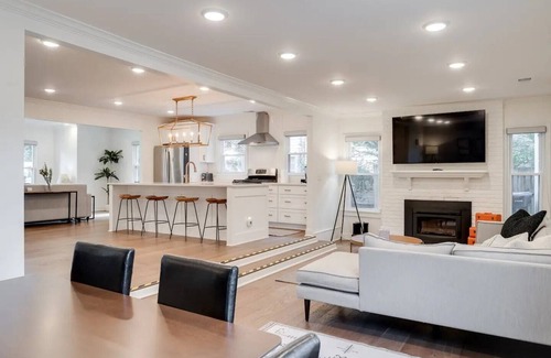 Rockcreek Lexington Road House | Cozy & Chic Home w Backyard | St. Matthews Retreat