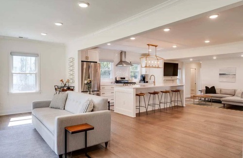 Rockcreek Lexington Road House | Cozy & Chic Home w Backyard | St. Matthews Retreat