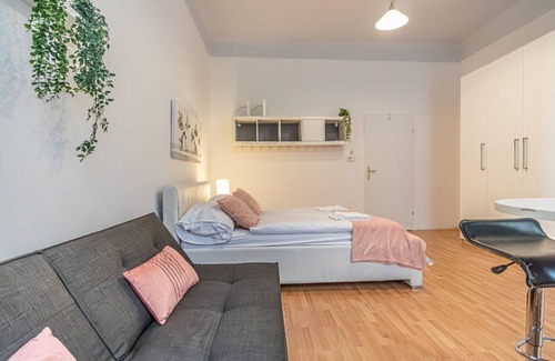 Matzleinsdorf Apartment | Cozy City Center Retreat 2BR Apt. Homelike Comfort