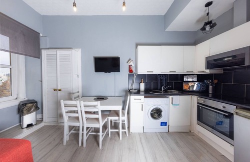 West End Apartment | Cozy City Centre 2 Bedroom Apt by the Meadows! 9