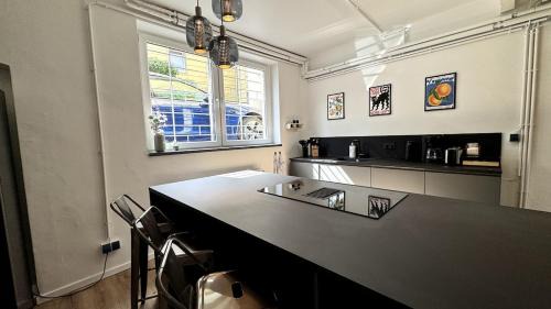 Oberdorla Apartment | COZY City Loft with Parking I WiFi I Netflix