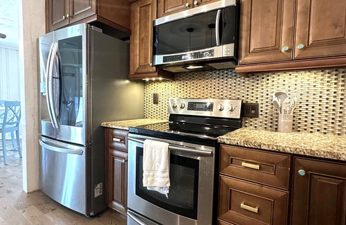 Pinellas Park House | COZY CLASSIC AND MODERN HOME-BBQ NEAR BEACH/SHOPS/RESTAURANTS/MARINA/RECREATION!