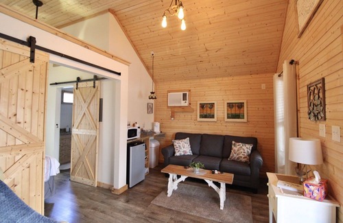 Lenoir City Cabin | Cozy Classy Cabin - pet friendly! 1 minute from Lenoir City's main street