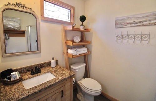 Lenoir City Cabin | Cozy Classy Cabin - pet friendly! 1 minute from Lenoir City's main street