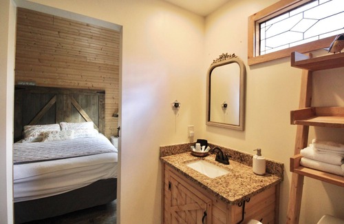 Lenoir City Cabin | Cozy Classy Cabin - pet friendly! 1 minute from Lenoir City's main street