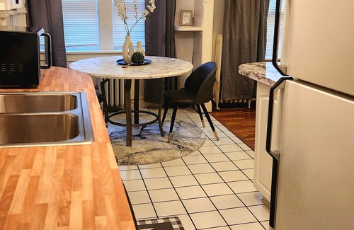Cleveland Apartment | Cozy CLE East- MINUTES from Clinic, UH, Case, Downtown, Edgewater