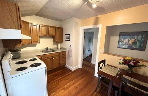 Burlington Apartment | Cozy, clean, bright apartment