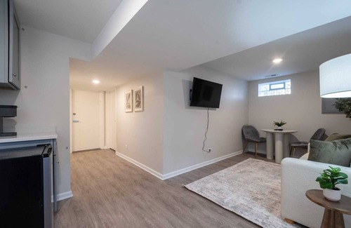 West Ridge Apartment | Cozy Clean Chicago Apartment Free Street Parking Near Downtown Washer & Dryer