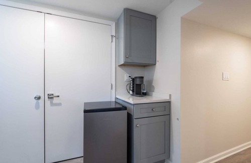 West Ridge Apartment | Cozy Clean Chicago Apartment Free Street Parking Near Downtown Washer & Dryer