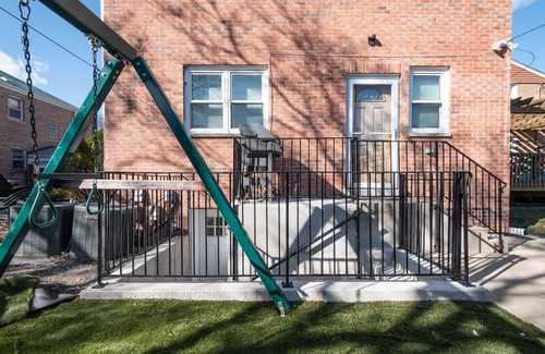 West Ridge Apartment | Cozy Clean Chicago Apartment Free Street Parking Near Downtown Washer & Dryer