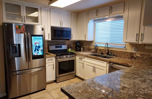 Modesto House | Cozy Clean Spacious Home