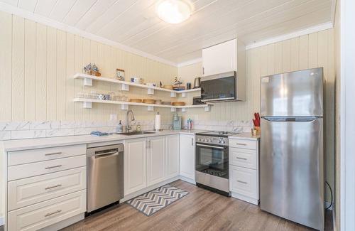 Lincoln City Cottage | Cozy Coast Cottage: King, Hot Tub, Near Beach