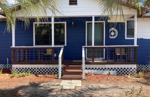 Carrabelle House | Cozy Coastal Bungalow Close to Marina