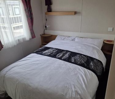 Kinmel Bay House | Cozy Coastal caravan Retreat in Rhyl