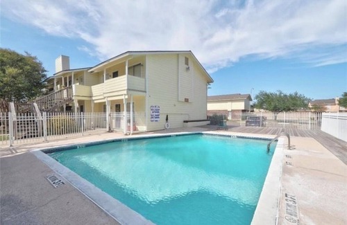 Bay Area Condo | Cozy Coastal Condo in Corpus Christi w/Pool