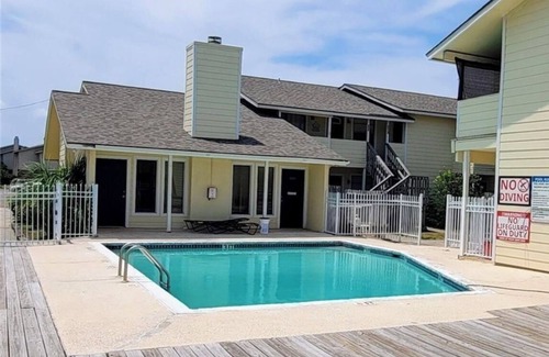 Bay Area Condo | Cozy Coastal Condo in Corpus Christi w/Pool