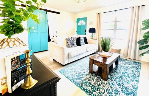 Disston Heights House | Cozy coastal cottage–15 minutes from beach or downtown