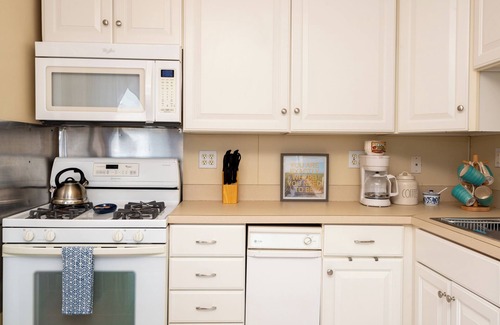 Salisbury Beach Apartment | Cozy Coastal Cove. 2-bedroom apartment with WiFi, AC in peaceful Salisbury