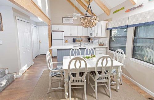 Litchfield by the Sea House | Cozy Coastal Escape 3BR 3BA Lakefront Tranquility