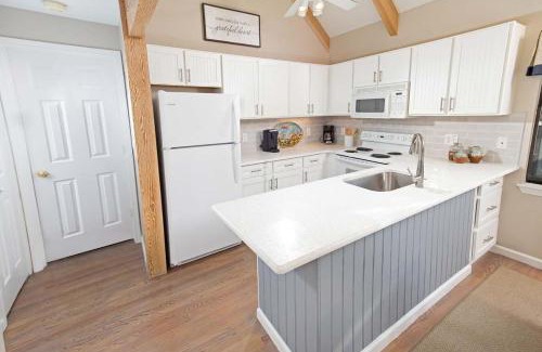 Litchfield by the Sea House | Cozy Coastal Escape 3BR 3BA Lakefront Tranquility