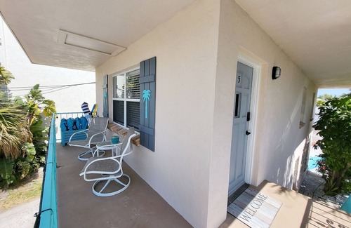 Siesta Key Village Apartment | Cozy Coastal Getaway - 2 min Walk to Beach & Village, Shops & Restaurants