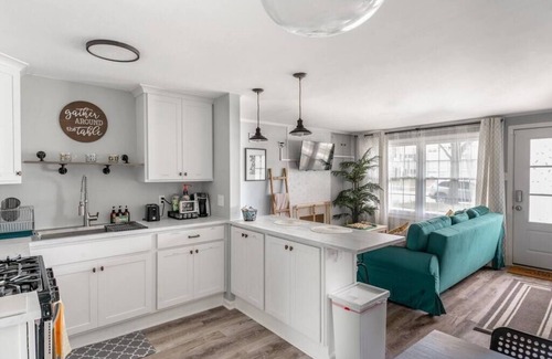 Milwaukee House | Cozy, Colorful 2 Bedroom Bungalow