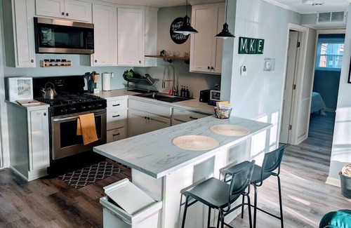 Milwaukee House | Cozy, Colorful 2 Bedroom Bungalow