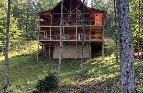 Morganton Cabin | Cozy Comfort meets Luxury Amenities in Mountain-View Retreat w 3 brms & 3 frplcs
