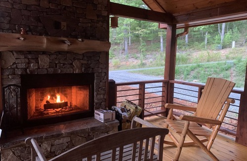 Morganton Cabin | Cozy Comfort meets Luxury Amenities in Mountain-View Retreat w 3 brms & 3 frplcs