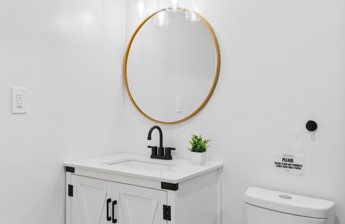 West Philadelphia Apartment | Cozy Comfortable and Quiet Queen Suite
