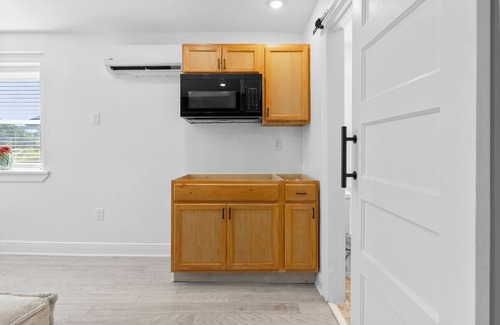 West Philadelphia Apartment | Cozy Comfortable and Quiet Queen Suite