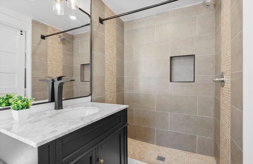 West Philadelphia Apartment | Cozy Comfortable and Quiet Queen Suite