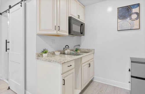 Wynnefield Apartment | Cozy Comfortable and Quiet Suites