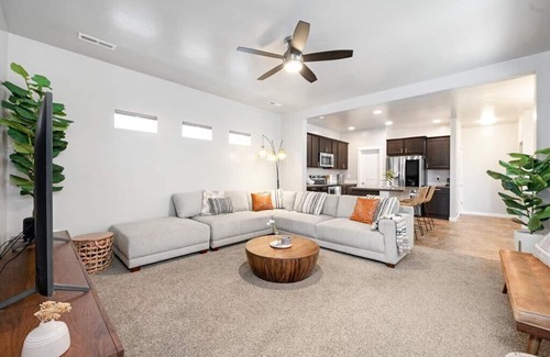 Meridian House | Cozy & Comfortable Home - Smart TVs, Wifi, Board Games, Kitchen Amenities, Clean