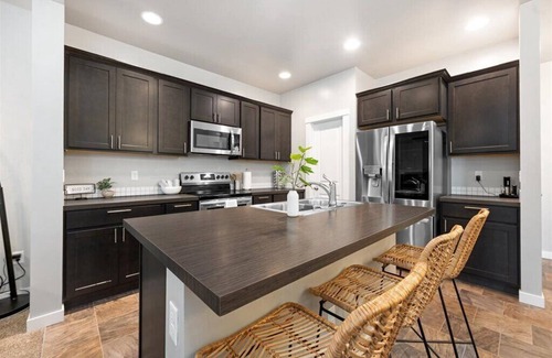 Meridian House | Cozy & Comfortable Home - Smart TVs, Wifi, Board Games, Kitchen Amenities, Clean