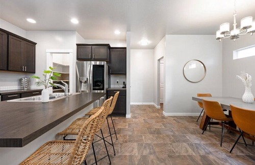Meridian House | Cozy & Comfortable Home - Smart TVs, Wifi, Board Games, Kitchen Amenities, Clean