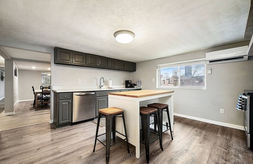 South Side House | Cozy & Comfy Duplex! 7Bed/4Bath w/5 Car Parking!