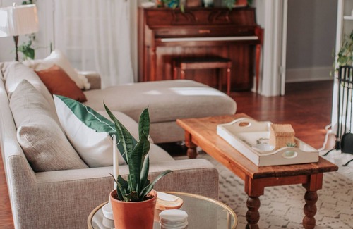 Utica House | Cozy & Comfy White Home