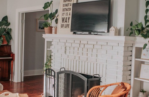 Utica House | Cozy & Comfy White Home
