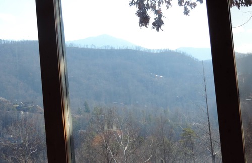 Gatlinburg Cabin | Cozy & Comfy with all the Views