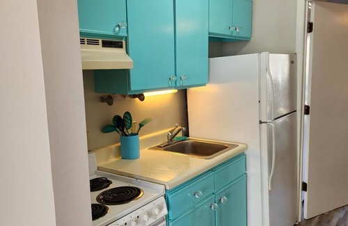 Garden City Condo | COZY CONDO, 1bdrm, pool, 1 block to pier