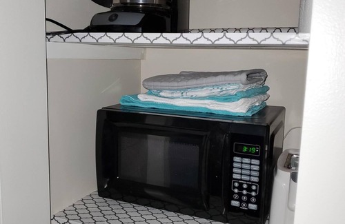 Garden City Condo | COZY CONDO, 1bdrm, pool, 1 block to pier