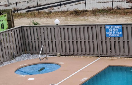Garden City Condo | COZY CONDO, 1bdrm, pool, 1 block to pier
