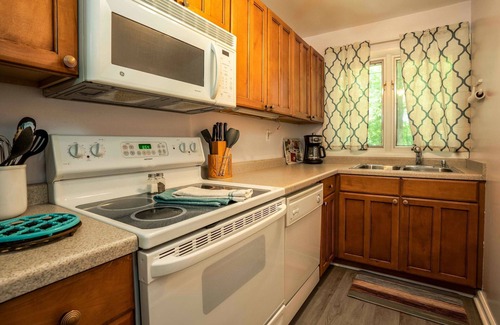 Lake Geneva Condo | Cozy Condo at Interlaken! Stay & Play on Lake Como
