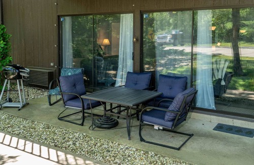 Lake Geneva Condo | Cozy Condo at Interlaken! Stay & Play on Lake Como