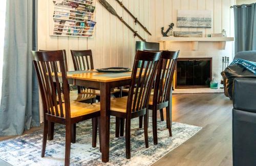 Lake Geneva House | Cozy Condo at Interlaken Stay & Play on Lake Como
