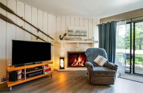 Lake Geneva House | Cozy Condo at Interlaken Stay & Play on Lake Como