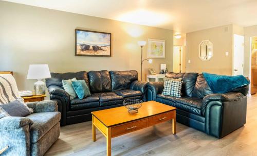 Lake Geneva House | Cozy Condo at Interlaken Stay & Play on Lake Como